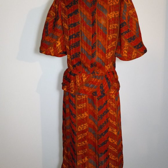 peplum, crew-neck, rust crepe printed dress, vintage from late 1970s-early 1980s - Picture 9 of 15
